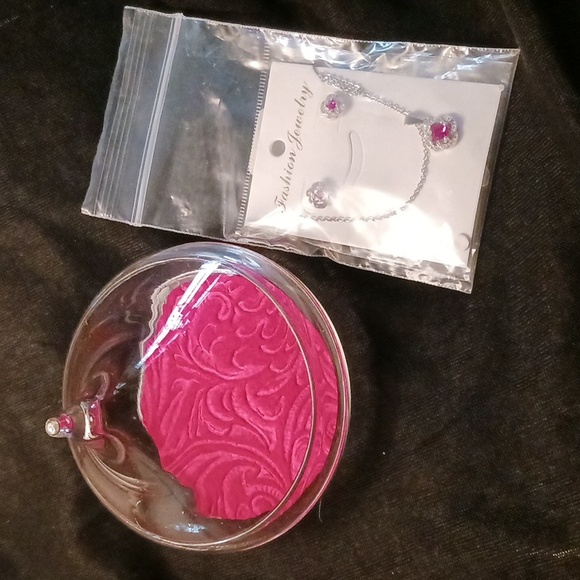 Valentines Red Clover earrings and necklace in Glass Kiss gift box - Picture 1 of 1